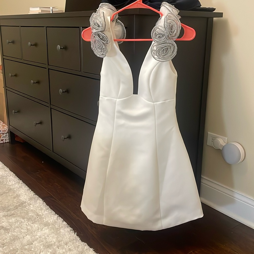 White dress. Size XS never worn.